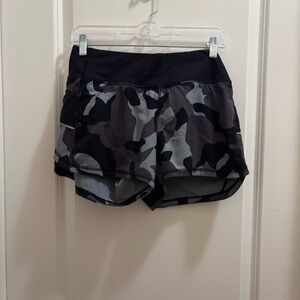 Athleta Women's Printed Running Free Short 3.5" in Black Camo Size Small